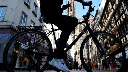 Un cycliste dans les rues de Strasbourg. Image d'illustration. (JEAN-MARC LOOS / MAXPPP)