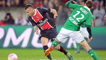 Jeremy Menez du PSG, face au d&eacute;fenseur de Saint-Etienne, Jean-Pascal Mignot le 2 mai 2012, au Parc des Princes. (FRANCK FIFE / AFP)