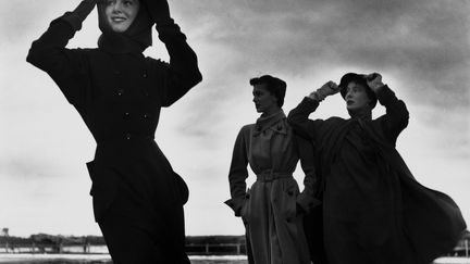 Ses premières photos remontent à la période Costet. Les frères Seeberger l’introduisent dans le monde de l’image. Puis, elle rencontre Benno Graziani et part vivre un an à Juan-les-Pins. En décembre 1946, retour à Paris où ils se marient. Un rendez-vous est pris chez Lucien Lelong. En allant se présenter dans le bureau du couturier, elle rencontre un homme jeune qui l’aborde timidement : « Si M. Lelong ne vous prend pas, moi, je vous engage car je vais ouvrir ma maison de couture. » C’était Christian Dior. Après Lelong, son choix se porte sur Jacques Fath. C’est Fath qui la baptisera Bettina. Dans ces années-là, les mannequins étaient attachés à un couturier. Dès sa première présentation de collection, Jacques Fath crée pour elle une trentaine de robes aux lignes simples, un style destiné aux femmes plus proches de celles que l’on rencontre dans la rue. Le style de Bettina est fait de naturel et de fraîcheur, d’allure, de gaieté et d'élégance. Elle devient sa muse. Il arrive qu’elle lui suggère des idées et il en tient compte. 
 (Robert Doisneau / Gamma Rapho)