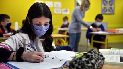 Dans une classe de collège à Essey-les-Nancy (Meurthe-et-Moselle), le 4 juin 2020. (MAXPPP)