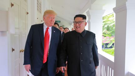 Le président américain Donald Trump et le leader nord-coréen Kim Jong-un visitent l'hôtel Capella de Singapour lors du sommet entre les deux pays, le 12 juin 2018. (KCNA / REUTERS)