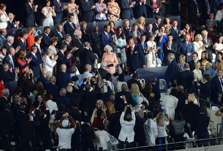 La reine Elizabeth II, au centre, avec son mari le duc d'Édimbourg, lors de la cérémonie d'ouverture des JO d'été de 2012, au stade olympique de Londres. (ALEXEY FILIPPOV / SIPA / SPUTNIK)