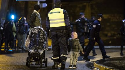 Une enfant migrante de la porte de la Chapelle, à Paris, est évacuée le 7 novembre 2019. (ALEXIS SCIARD / MAXPPP)