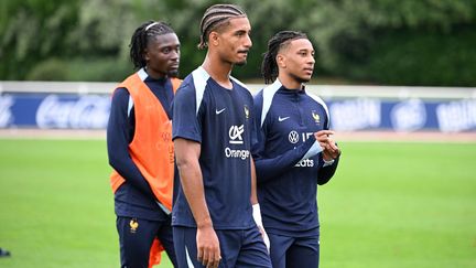 Manu Koné, Loïc Badé et Michael Olise lors d'un entraînement avec l'équipe de France, le 2 septembre 2024 à Clairefontaine (Yvelines). (CHRISTOPHE SAIDI / SIPA)