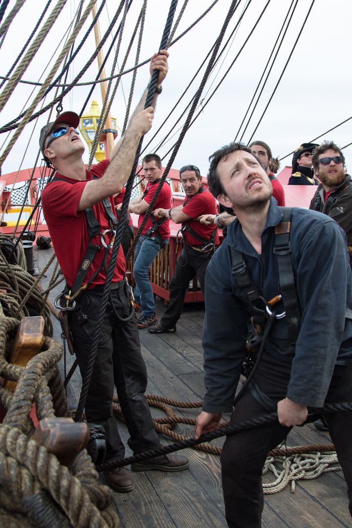 Ici, on peut voir le journaliste Grégoire Lecalot et d'autres marins sur L'Hermione, un immense voilier : le navire mesure 65 mètres de long, il est paré de trois mâts et compte 2 200 m2 de voilure ! (MAXIME FRANUSIAK / Association Hermione-La Fayette)