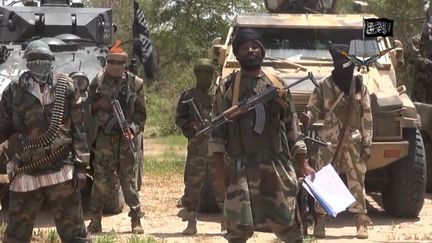 Capture d'écran prise à partir d'une vidéo diffusée par le groupe islamiste nigérian Boko Haram. On y voit le chef du groupe extrémiste nigérian Abubakar Shekau (au centre), le 13 juillet 2014. (AFP PHOTO / BOKO HARAM)