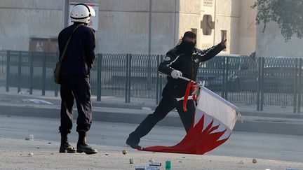 Début de la contestation à Bahreïn où les manifestants réclament des réformes politiques et sociales, dans la foulée des soulèvements en Tunisie et en Egypte. Le 17, al-Wefaq, principal mouvement de l'opposition chiite, se retire du Parlement.
 
 
 (REUTERS/Hamad I Mohammed)