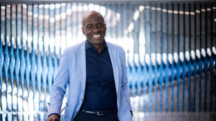 Portrait d’Yvan Castanou, pasteur de l’Impact centre chrétien (ICC) le 28 avril 2024 dans la méga-église “Cité Royale” à Croissy-Beaubourg. (JULIEN DE ROSA / AFP)