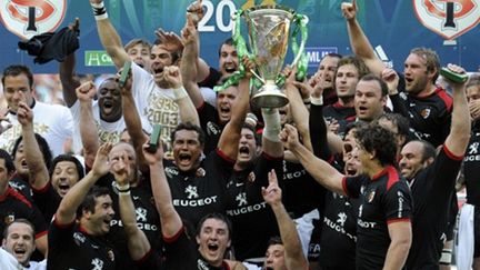 Les joueurs du Stade toulousain soulèvent pour la quatrième fois la Coupe d'Europe, un record