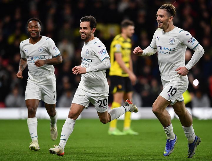 Le maître à jouer de Manchester City, Bernardo Silva, double buteur contre Watford, ici entouré de Raheem Sterling et Jack Grealish, samedi 4 décembre 2021. (BEN STANSALL / AFP)