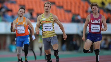 L'Allemand Johannes Floors (au centre), lors de la finale du 400 m T62, aux championnats du monde de para-athlétisme, à Kobe (Japon), le 25 mai 2024. (NANAKO SUDO / AFP)