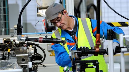 Un ouvrier travaille dans l'usine&nbsp;PSA Peugeot-Citro&euml;n de&nbsp;Douvrin (Pas-de-Calais), le 29 octobre 2013. (PHILIPPE HUGUEN / AFP)