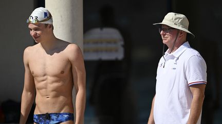 Léon Marchand et son entraîneur Bob Bowman, au rassemblement de l'équipe de France au Canet-en-Roussillon (Pyrénées-Orientales), le 7 juin 2022.&nbsp; (KEMPINAIRE STEPHANE / KMSP / AFP)