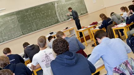 Un enseignant dans sa salle de classe, illustration.&nbsp; (SEBASTIEN JARRY / MAXPPP)