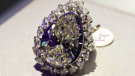 Dont cette bague orn&eacute;e de diamant et saphirs offerte par le Roi de la Pop. (SIPA)