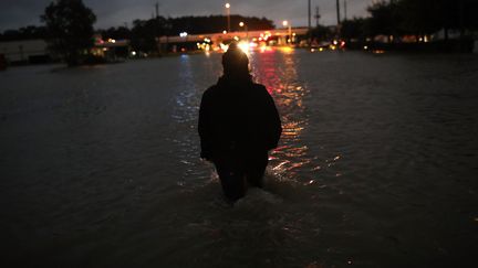 Un habitant de Houston (Texas), ville noyée sous les eaux depuis le passage de la tempête Harvey, le 29 août 2017. (WIN MCNAMEE / GETTY IMAGES NORTH AMERICA  / AFP)