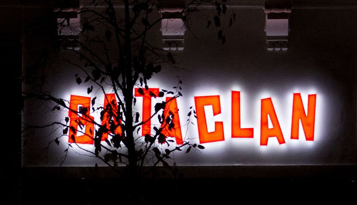 La facade du Bataclan, le soir du 12 novembre 2016
 (Kamil Zihnioglu/AP/SIPA)