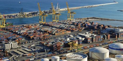 Le port de Barcelone, le premier d'Espagne, par lequel transite 21 % du commerce extérieur de l'Espagne. D'une manière générale, la Catalogne abrite plusieurs poids lourds de l'économie du pays: CaixaBank, la compagnie aérienne Vueling, le groupe textile Mango... (AFP - Hemis.fr - Maurizio BORGESE )