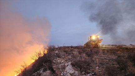 Sur le terrain, voici à quoi la lutte contre les incendies ressemble. Ici, dans le comté de Moore, une tranchée pour tenter de contenir les flammes est creusée à l'aide d'un engin de chantier, le 27 février 2024. (J. GRIFFIN / TEXAS A&M FOREST SERVICE / TEXAS / AFP)