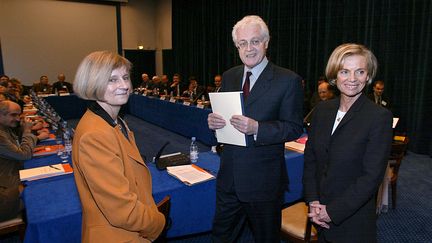 Le 6 décembre 2001, la présidente du Conseil d'orientation des retraites Yannick Moreau (à gauche) remet au Premier ministre Lionel Jospin et à la ministre de l'Emploi Elisabeth Guigou un rapport sur le système des retraites (PHILIPPE DESMAZES / AFP)