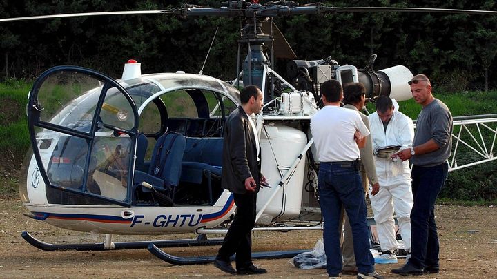 Des policiers inspectent l' appareil qui s' est pose au milieu d' un lotissement pour laisser partir les fugitifs le 10 octobre 2001. (SOUILLARD BRUNO  / MAXPPP)