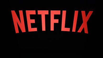 Le logo de Netflix, sur une tablette, à Paris, le 19 avril 2018. (LIONEL BONAVENTURE / AFP)