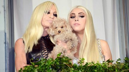 Deux des cr&eacute;atures les plus inqui&eacute;tantes de la plan&egrave;te people se sont rencontr&eacute;es cette semaine &agrave; Milan. On aurait aim&eacute; une harmonie de d&eacute;coloration au niveau des poils de ce pauvre caniche &eacute;touff&eacute; entre Donatella Versace (G) et Lady Gaga. (OLYCOM / SIPA)