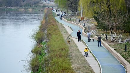 Les berges aménagées le long d'un cours d'eau à Pékin (Chine). (WANG ZHAO / AFP)