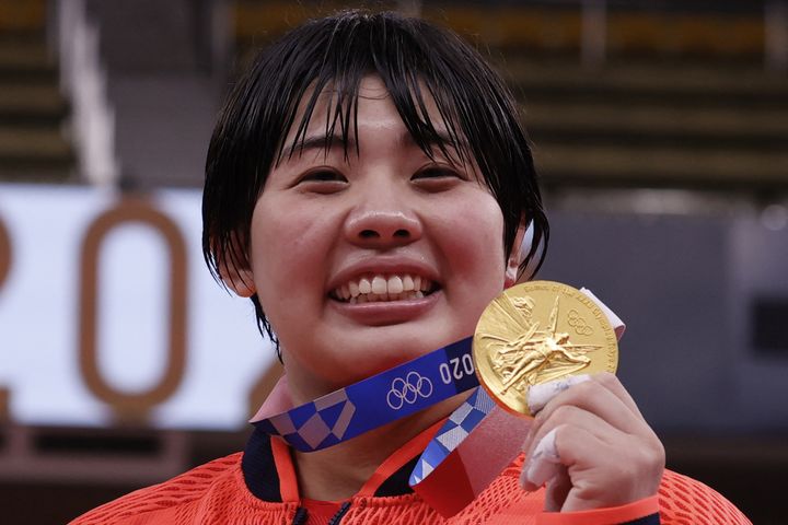 Akira Sone a apporté l'une des médailles d'or au Japon en judo et pose ici avec sa breloque, le 30 juillet (JACK GUEZ / AFP)