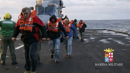 Des passagers du Norman Atlantic, secourus par la marine italienne,&nbsp;arrivent &agrave; bord d'un bateau militaire. (MARINA MILITERE / REUTERS)