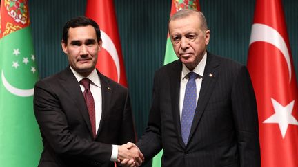 Le président turc Recep Tayyip Erdogan (à droite) et Serdar Berdimuhamedov, président du Turkmenistan ont signé une série d'accords, le 26 octobre 2023 à Ankara. "Erdogan veut jouer aussi le pivot avec l'Asie centrale via l'Azerbaïdjan", souligne Ahmet Insel. (ADEM ALTAN / AFP)