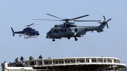 Des hélicoptères survolant Bercy pour le&nbsp;tournage de "Mission&nbsp;: Impossible 6", le 8 avril 2017.&nbsp; (MEHDI TAAMALLAH / AFP)