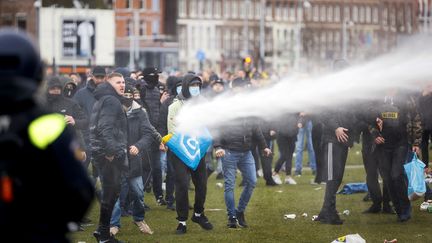 Un canon à eau est utilisé pour disperser les manifestants à Amsterdam (Pays-Bas), le 24 janvier 2021. (ROBIN VAN LONKHUIJSEN / ANP)