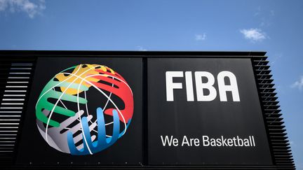 Le logo de la Fiba au siège de l'instance, à Mies, en Suisse, le 24 avril 2020. (FABRICE COFFRINI / AFP)