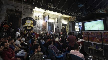 L'image de la star de Liverpool, l'Egyptien Mohamed Salah, sur un mur du Caire pendant la finale de la Ligue des champions, jour où Salah a été blessé (mai 2018).  (KHALED DESOUKI / AFP)