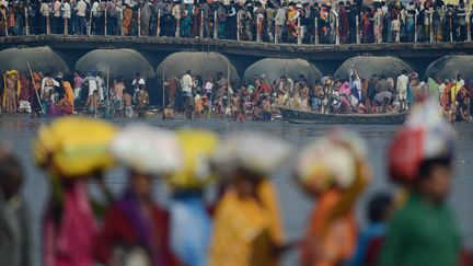 Des millions de p&eacute;lerins se sont rassembl&eacute;s&nbsp;sur le bord du Sangam, lieu de p&eacute;lerinage &agrave; la confluence du Yamuna, du Ganges et du Saraswati, &agrave; Allahabad, le 10 f&eacute;vrier 2013. (ROBERTO SCHMIDT / AFP)