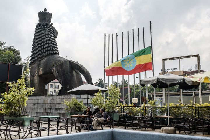 Drapeau éthiopien en berne devant le Théâtre national à Addis Abeba le 24 juin 2019. (EDUARDO SOTERAS / AFP)