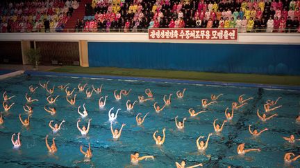 Comp&eacute;tition de natation synchronis&eacute;e &agrave; Pyongyang (Cor&eacute;e du Nord), le 15 f&eacute;vrier 2013. (DAVID GUTTENFELDER / AP / SIPA)