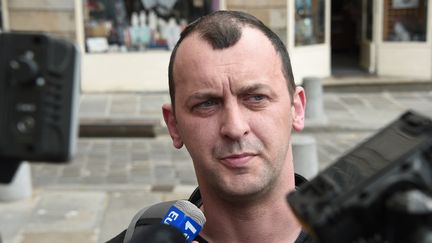 Franck Lavier, l'une des personnes innocentées en appel dans l'affaire de pédophilie d'Outreau, s'adresse à la presse lors d'une audience à la cour d'assises des mineurs de Rennes, le 1er juin 2015. (DAMIEN MEYER / AFP)