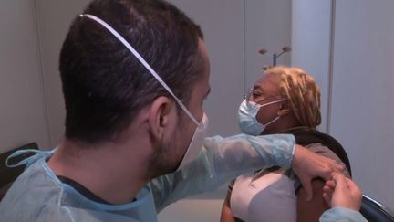 Covid-19 : le pass vaccinal incite-t-il à la vaccination ? (France 2)