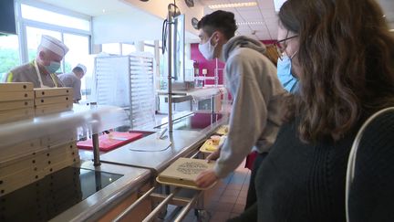 Une manière de soutenir les étudiants, dont le repas est leur seule pause de la journée. (FRANCE 3)