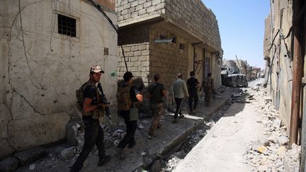 Les forces antiterroristes irakiennes progressent à pied, dans la vieille ville de Mossoul (Irak), le 22 juin 2017. (AHMAD AL-RUBAYE / AFP)