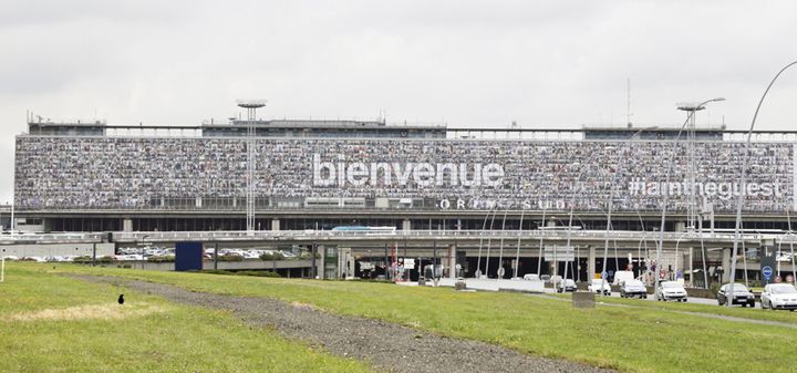 La mosaïque de "selfies" recouvre toute la façade du terminal Orly-Sud. 
 (Kenzo Tribouillard / AFP)