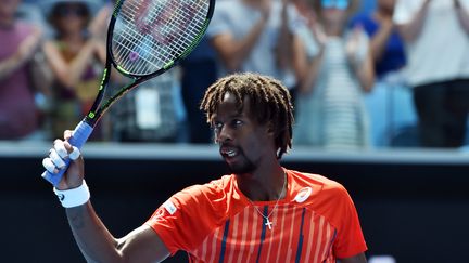 Gaël Monfils lors de son match face au Russe&nbsp;Andrey Kuznetsov, à Melbourne (Australie), le 25 janvier 2016. (PAUL CROCK / AFP)