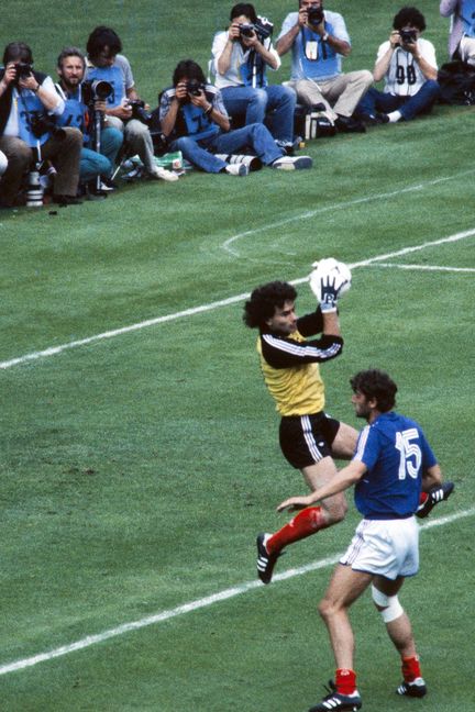 Bien que favoris de la finale de l'Euro 1984, les Français ont souffert face aux Espagnols, et Joël Bats, le gardien des Bleus, a eu beaucoup de travail, ce 27 juin 1984 à Paris. (AFP)