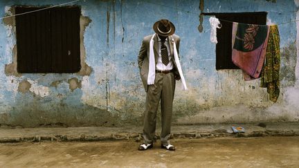 La S.A.P.E. ou Société des Ambianceurs et Personnes Elégantes, est un phénomène vestimentaire et culturel s’inspirant du dandysme, apparu au Congo à l’époque de sa colonisation par les Français. Dans les années 60, les Sapeurs étaient alors - et restent - des dandys. Les Sapeurs congolais entretiennent aujourd’hui ce mythe de la sophistication parisienne en se parant de leurs plus beaux atours et en défilant élégamment vêtus dans les rues de Brazzaville. 
 (Héctor Mediavilla)