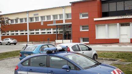 Le coll&egrave;ge Joseph B&eacute;dier, au Grand Serre (Dr&ocirc;me) o&ugrave; s'est produite la bagarre de deux &eacute;l&egrave;ves ayant conduit &agrave; la mort de l'un deux, le 22 f&eacute;vrier 2013. (FABRICE HEBRARD / MAXPPP)