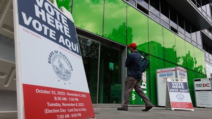 Un électeur américain entre dans un bureau de vote anticipé à Washington le 6 novembre 2022. (BRYAN OLIN DOZIER / NURPHOTO)