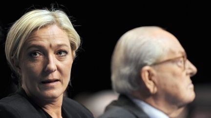 Marine Le Pen et son père, à Tours, le 16 janvier 2011 (AFP PHOTO / ALAIN JOCARD)