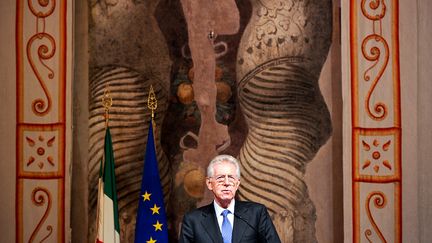 Mario Monti r&eacute;pond aux questions des journalistes, le 14 novembre 2011, &agrave; Rome (Italie). (ANDREAS SOLARO / AFP)